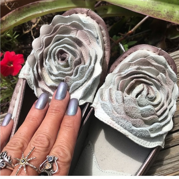 L’Artiste Spring Step Leather Floral Rose Slip On Flats - Picture 9 of 11